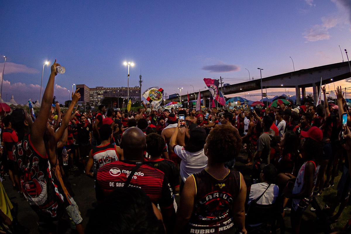 A torcida prestigiou o embarque da delegação, no Rio de Janeiro, com o chamado "AeroFla" (Paula Reis / CRF)