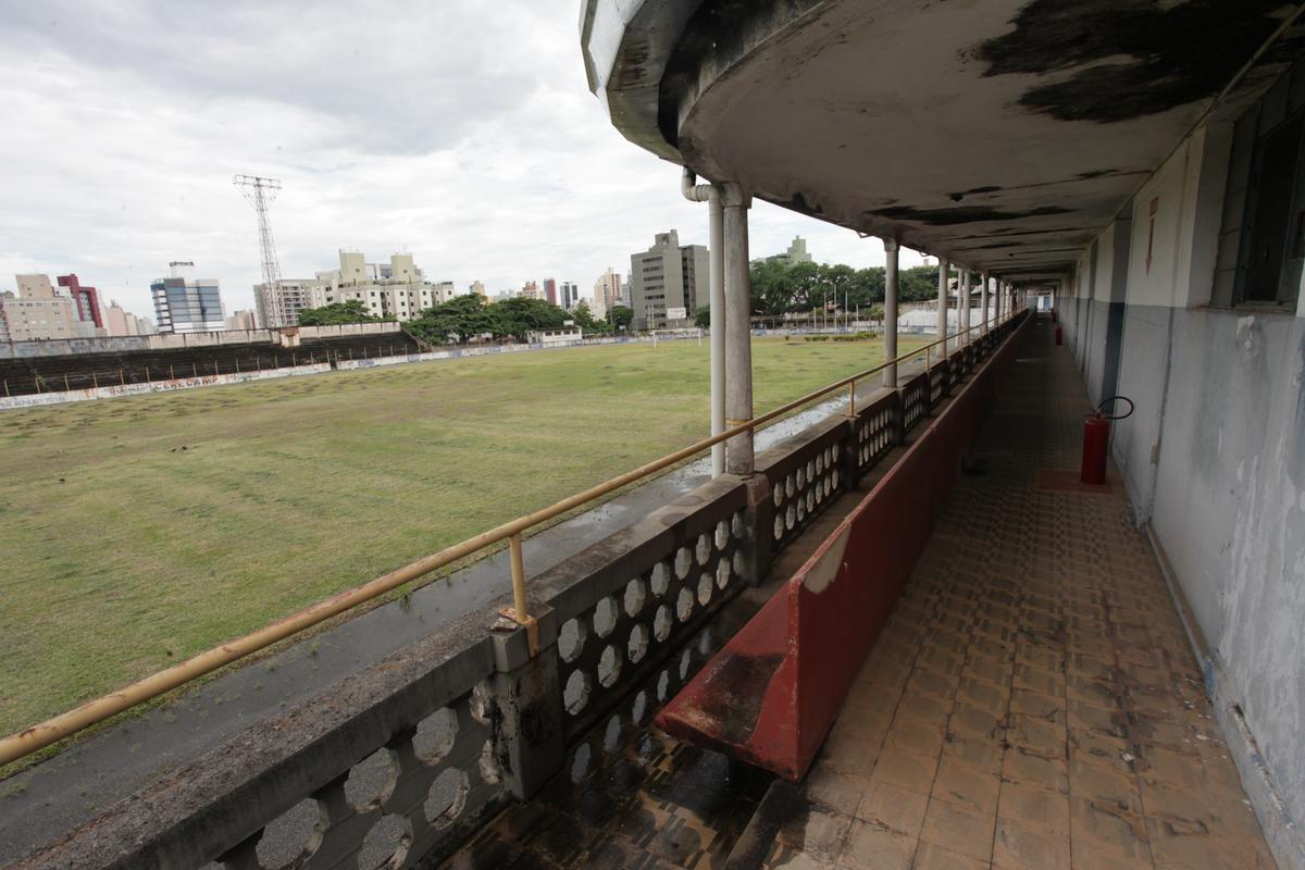 Visão do gramado a partir dos camarotes do Estádio da Mogiana no Jardim Guanabara: saudades dos tempos de glória da velha arena futebolística (Rodrigo Zanotto)