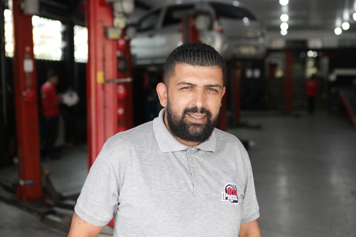 O gerente de um centro automotivo, Vitor Ferrari Tosta: setor está em alta e vem abrindo postos de trabalho (Kamá Ribeiro)