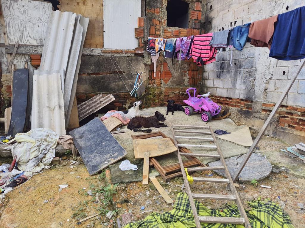 Inacabada, a construção tem o teto escorado por paus, não tem água encanada e, em seu interior, havia acúmulo de lixo e fezes pelo chão (Divulgação)