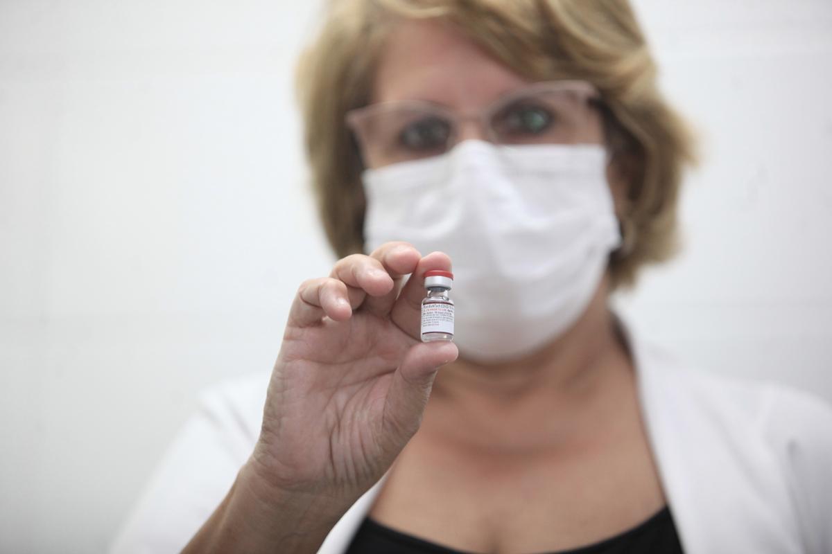 Profissional de saúde exibe frasco da Pfizer Baby: imunizante estará disponível em 63 centros de saúde de Campinas a partir de segunda (Kamá Ribeiro)