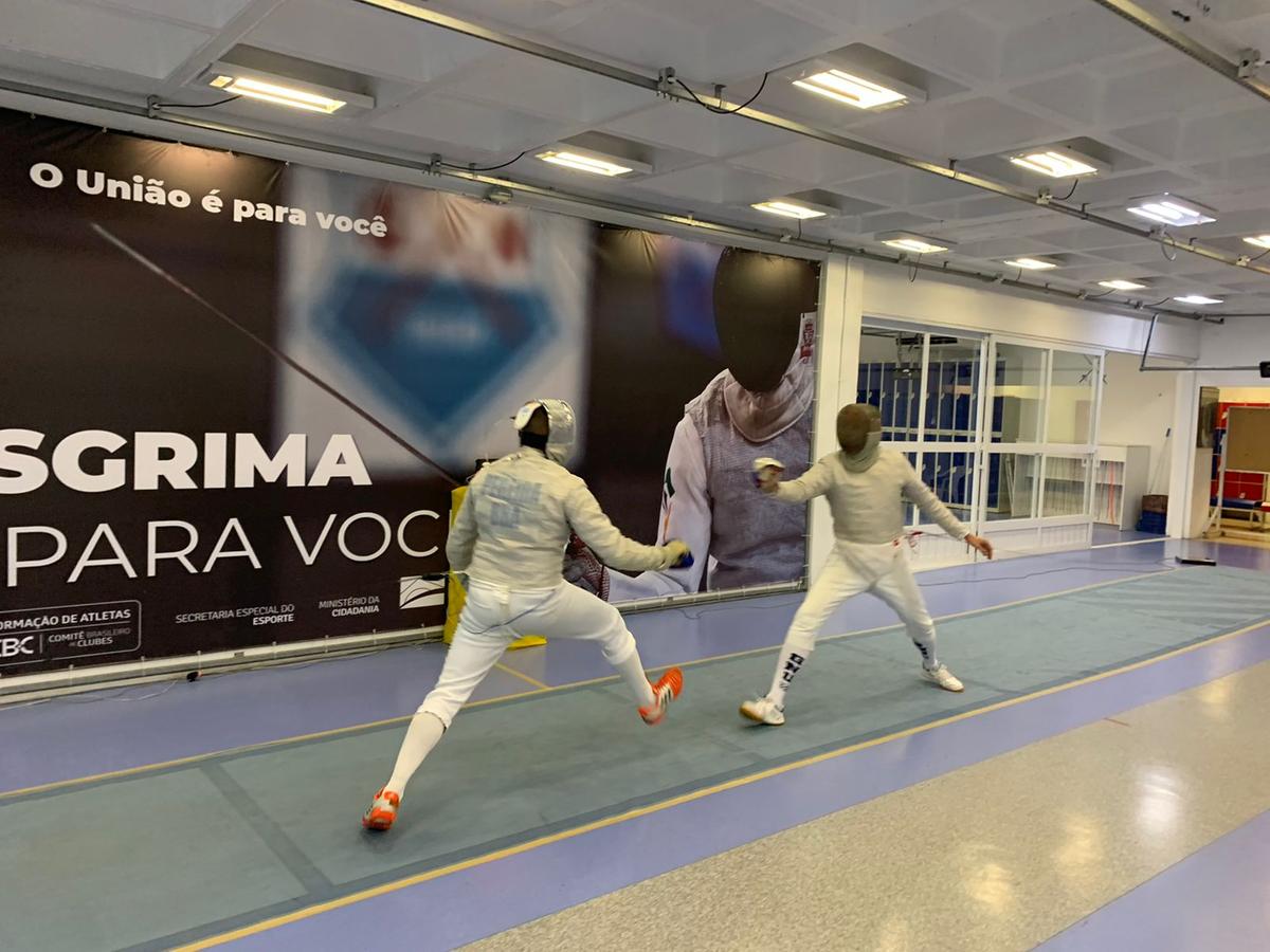 A academia Mestre Pereira é referência em Campinas na prática de esgrima (Divulgação)