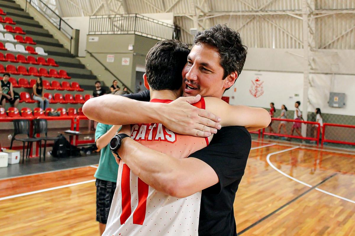 O professor Marcelo Bandiera Salvio abraça o filho Artur (Arquivo pessoal)