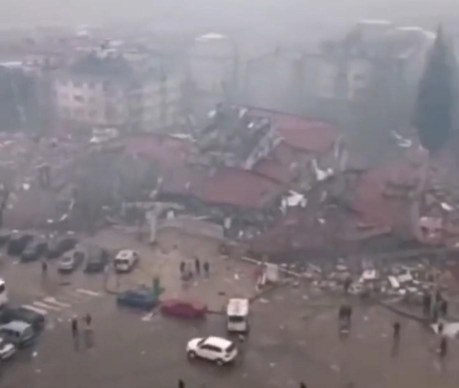 Vídeos mostram prédios inteiros destruídos na Turquia (Reprodução)