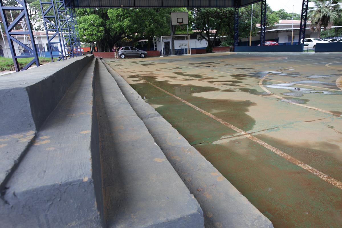 Quadra da escola Vicente Ráo, no Parque Industrial: piso de concreto será trocado por um de borracha (Rodrigo Zanotto)