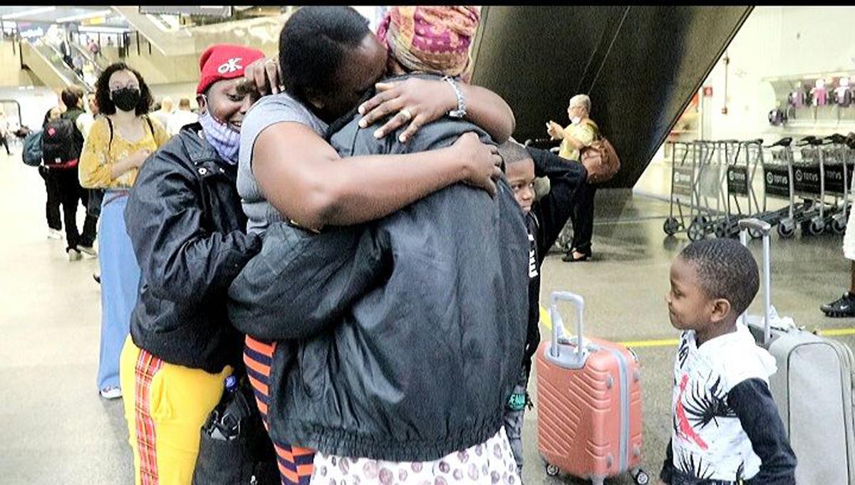Wisline Calixte dá um longo abraço em sua mãe Marie Saintana Calixte na chegada ao Aeroporto de Guarulhos (Divulgação)