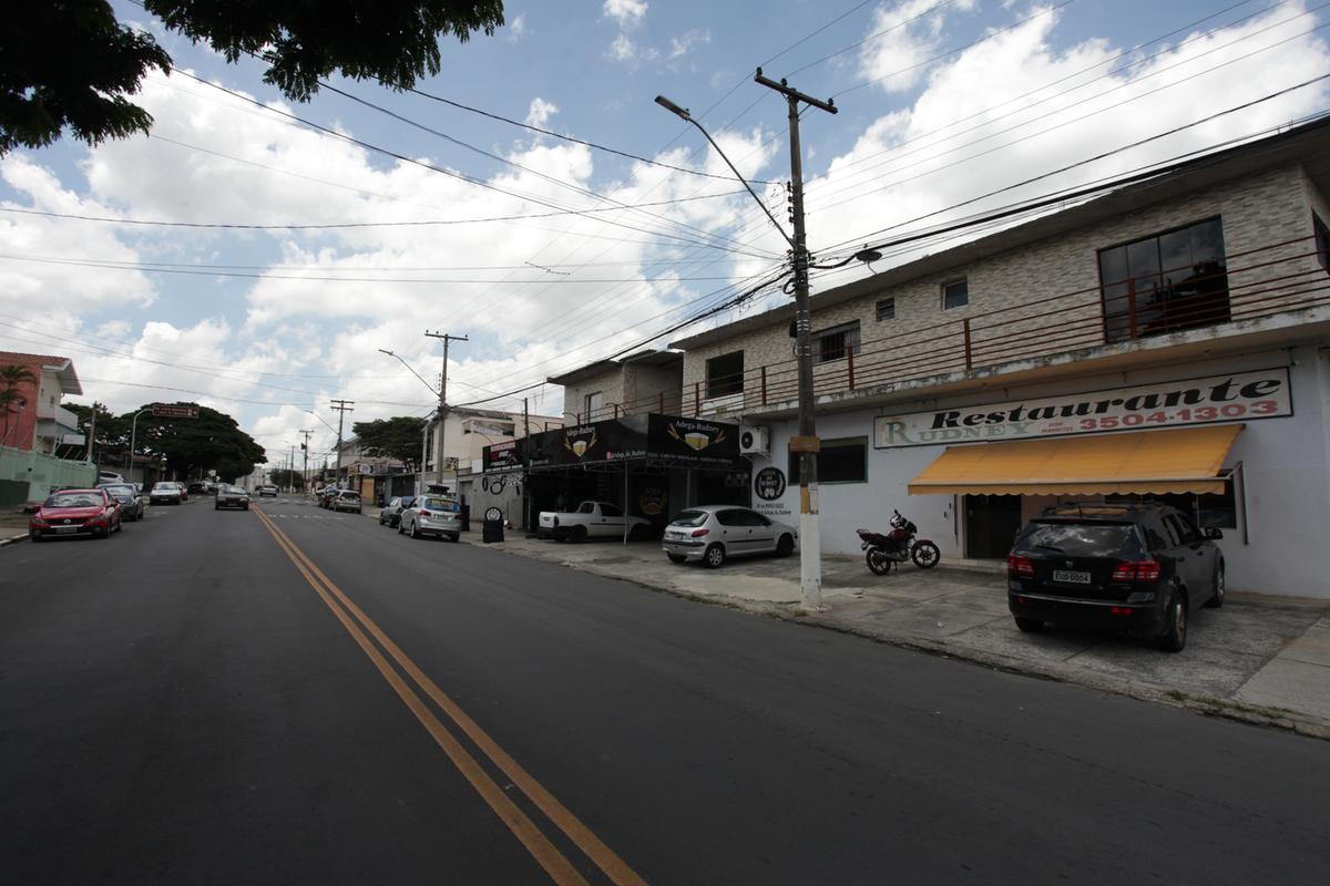 Avenida comercial no Jd. Nossa Senhora de Fátima: nem os cabos de energia de semáforo escapam dos criminosos (Rodrigo Zanotto)