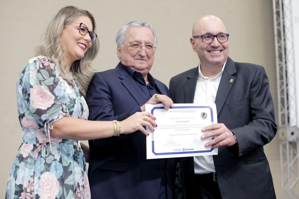 O presidente do Correio Popular, Ítalo Hamilton Barioni, com o prefeito de Campinas, Dário Saadi, e a secretária municipal de Assistência Social, Pessoa com Deficiência e Direitos Humanos de Campinas, Vandecleya Moro (Kamá Ribeiro)