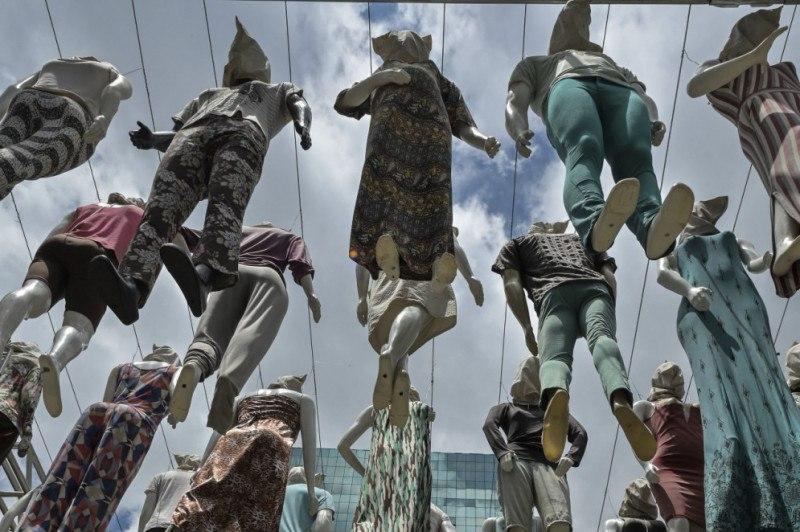 A instalação Renascimento é formada por 365 manequins suspensos (Divulgação)