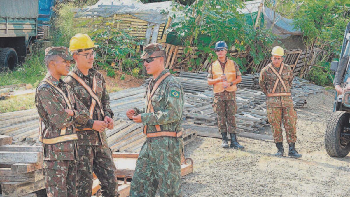Soldados do Exército descarregaram ontem as partes da ponte de campanha, que começará a ser montada hoje: estrutura garantirá mobilidade aos moradores da região (Alessandro Torres)