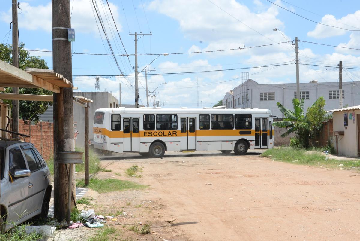 Ônibus escolar cruza as ruas de terra do Jardim Campo Belo, em Campinas: depois de 40 anos, asfalto finalmente será realidade para os moradores (Alessandro Torres)