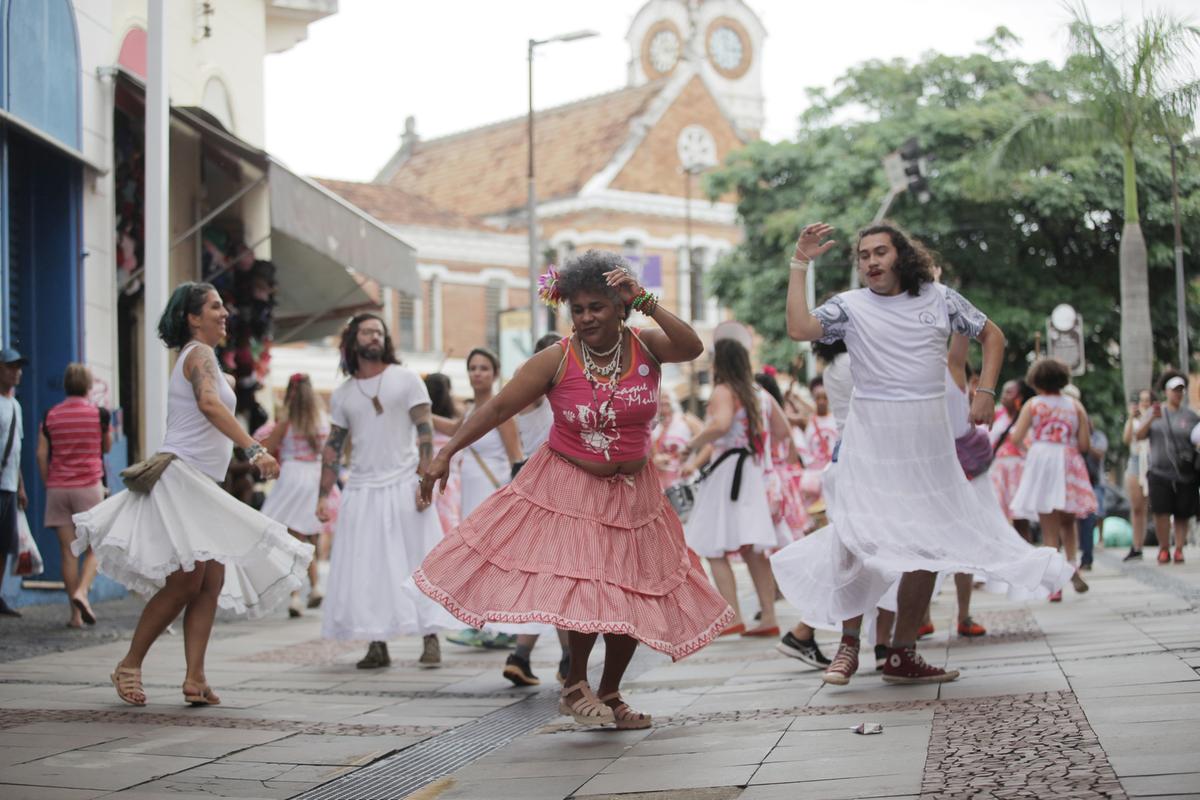 Maracatu Baque Mulheres anima os foliões na Rua 13 de Maio, no Centro (Kamá Ribeiro)