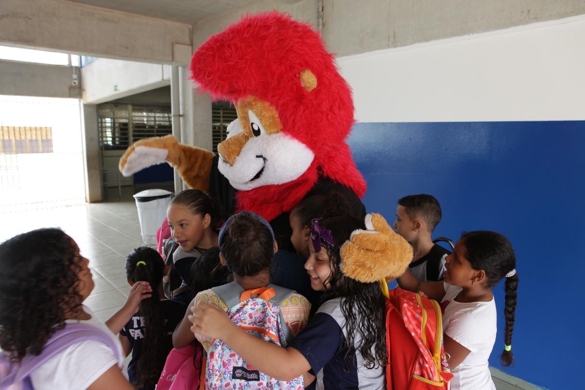 O mascote do programa, o leão Dare, é recebido com carinho e festa pelos alunos do período vespertino da Escola Estadual Bernardo Caro (Rodrigo Zanotto)