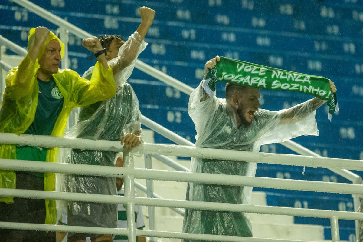 Os torcedores bugrinos marcaram presença no Estádio Walter Ribeiro, em Sorocaba, e comemoraram embaixo de chuva: expectativa agora é de bom público quarta-feira, no Brinco, contra o São Bernardo (Thomaz Marostegan/Guarani FC)