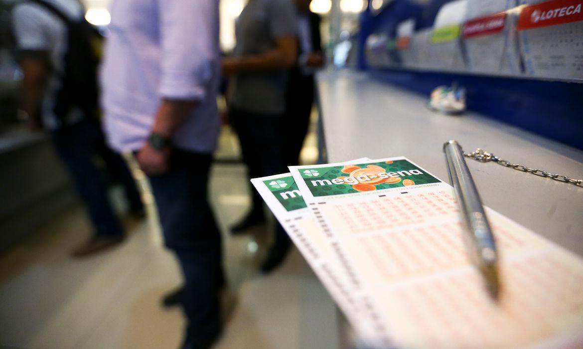 Apostas podem ser feitas pelo site ou em lotéricas, até 19h (Marcelo Camargo/ Agência Brasil)