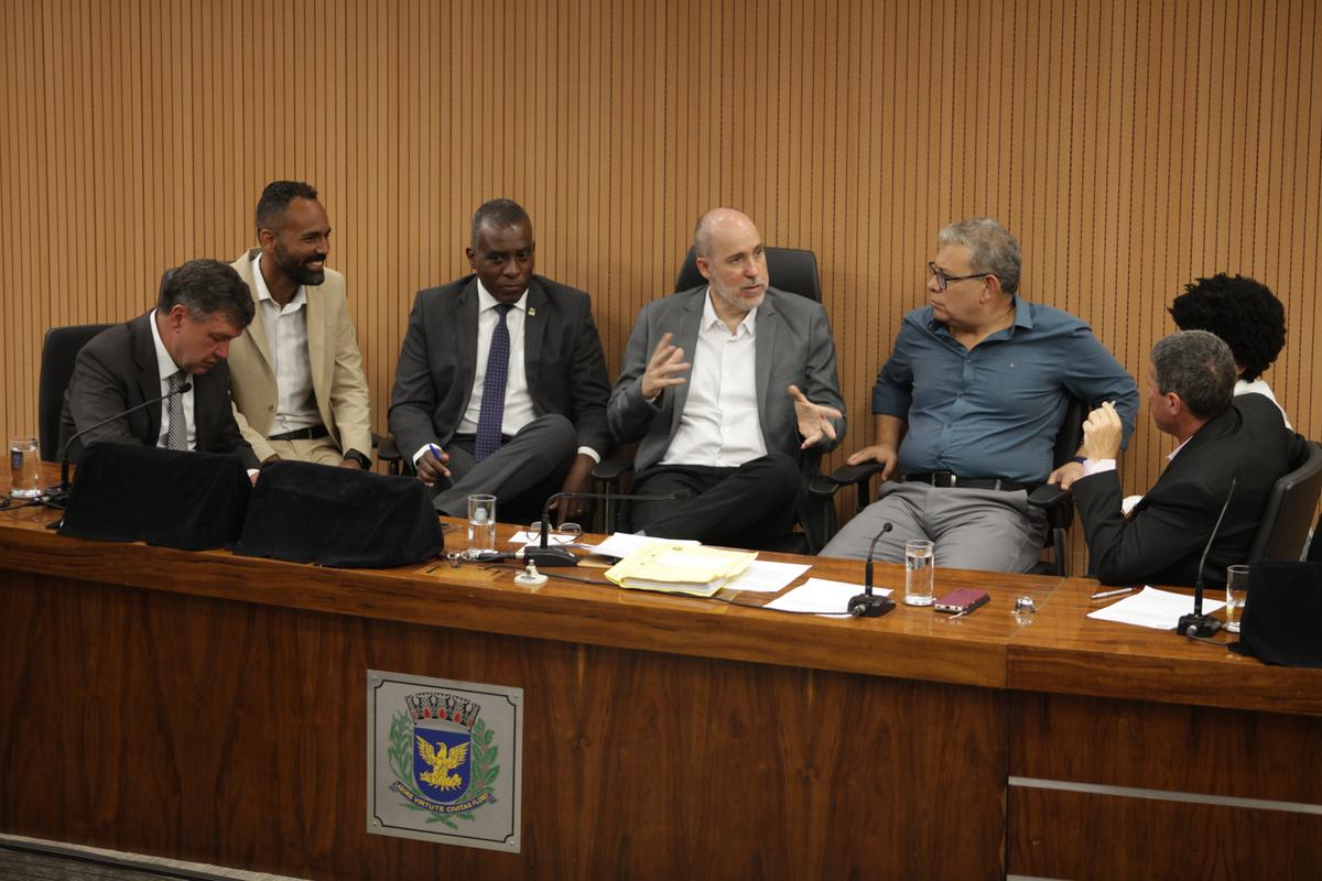 O presidente da CPI, Paulo Gaspar (Novo), ao centro, conversa com os seus colegas da Comissão Parlamentar de Inquérito (CPI) da Propina no plenário da Câmara Municipal (Rodrigo Zanotto)