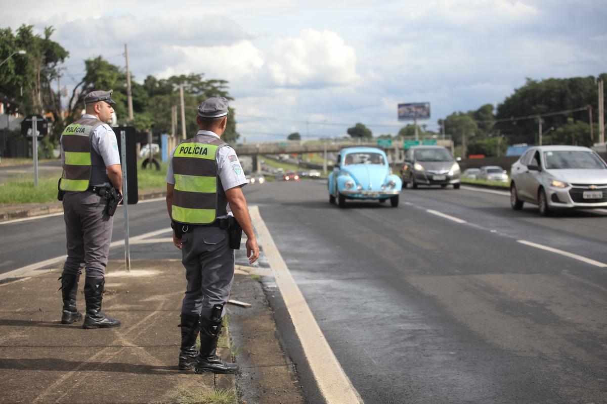 Policiais militares rodoviários acompanham o movimento do trânsito na estrada neste Carnaval (Kamá Ribeiro)