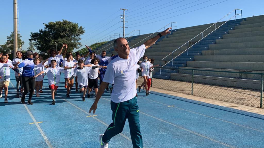 Vanderlei Cordeiro de Lima desenvolve trabalho social com crianças em Campinas: defesa da educação aliada ao esporte (Divulgação)