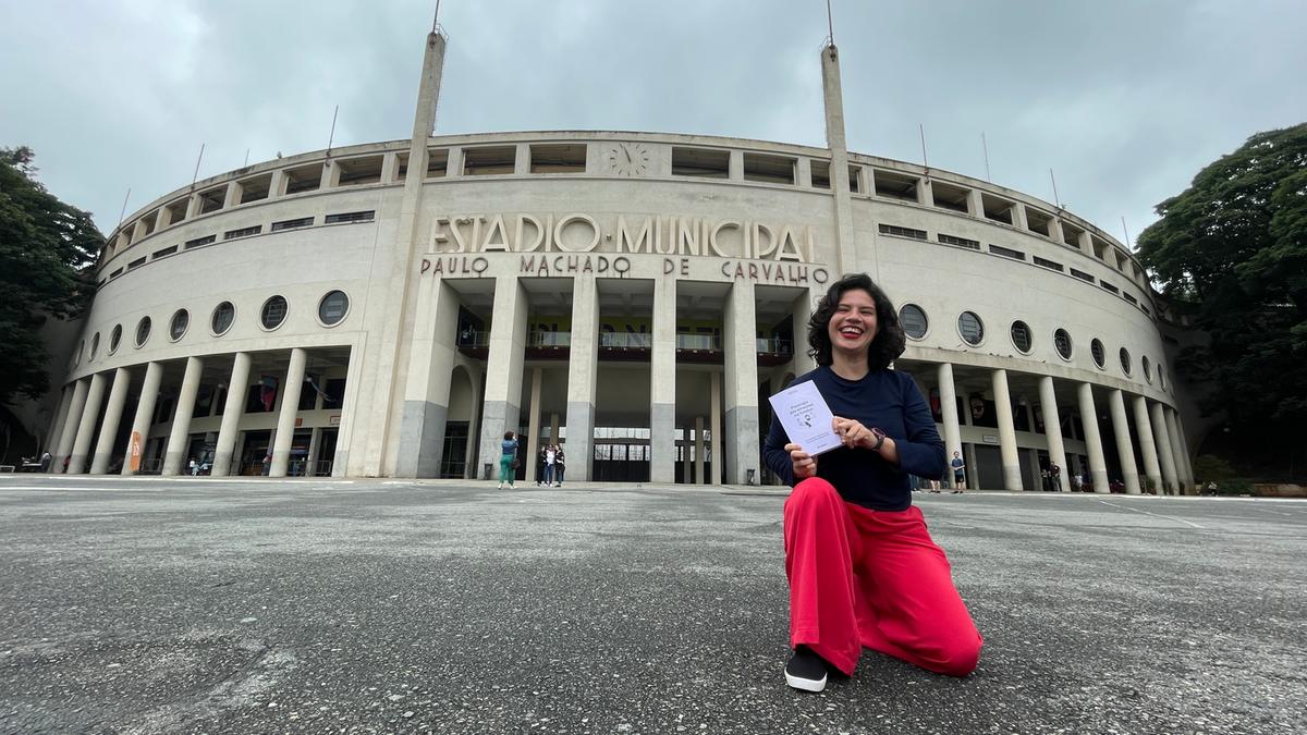 A pesquisadora Aline Colares em frente ao Estádio do Pacaembu, palco de muitas emoções no futebol (Divulgação)