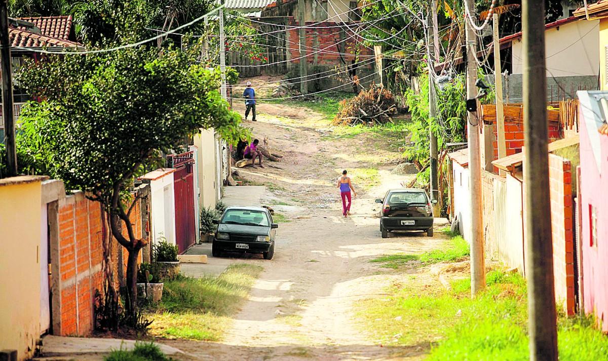 Rua sem asfaltamento do residencial Santa Clara: situado entre Monter Mor e Campinas, núcleo se sente esquecido pelas duas cidades (Diogo Zacarias/ Correio Popular)
