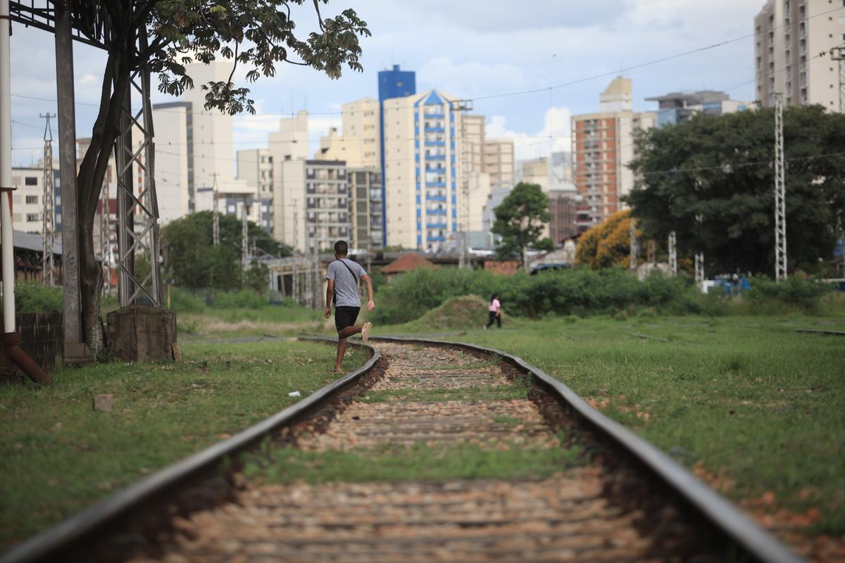 Os dormentes da estrada de ferro no Pátio Ferroviário aguardam a chegada do prometido Trem Intercidades (TIC), enquanto o Trem-Bala torna-se um sonho cada vez mais distante (Kamá Ribeiro)