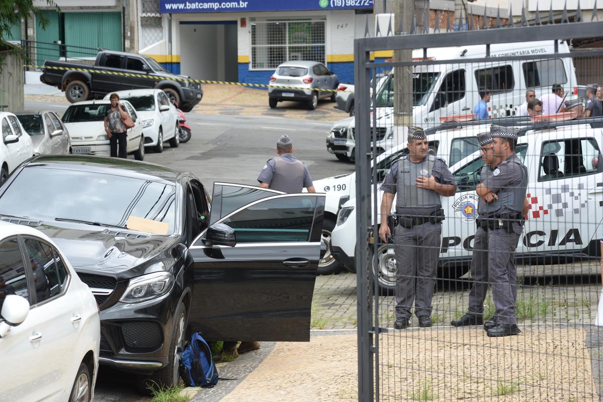 Parte da via foi interditada ao trânsito, enquanto policiais aguardavam a equipe da Polícia Técnico-Científica no local do assassinato para coletar evidências (Alessandro Torres)