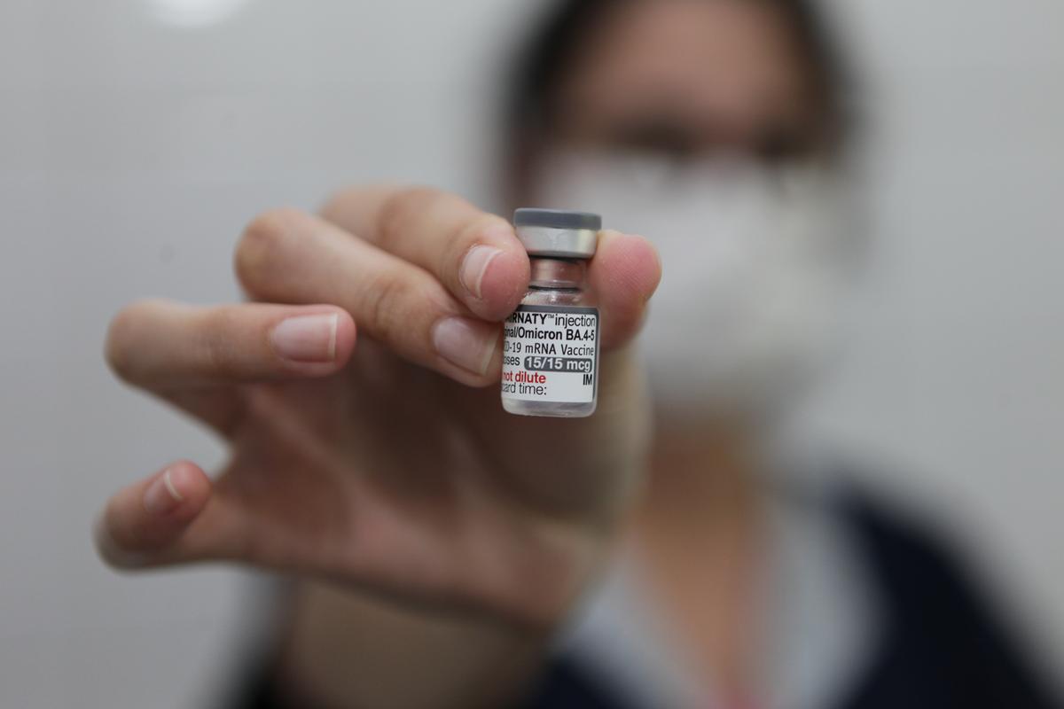 As doses vacina Pfizer bivalente estarão disponíveis em 66 unidades básicas de saúde no município e não será preciso realizar agendamento (Rodrigo Zanotto)
