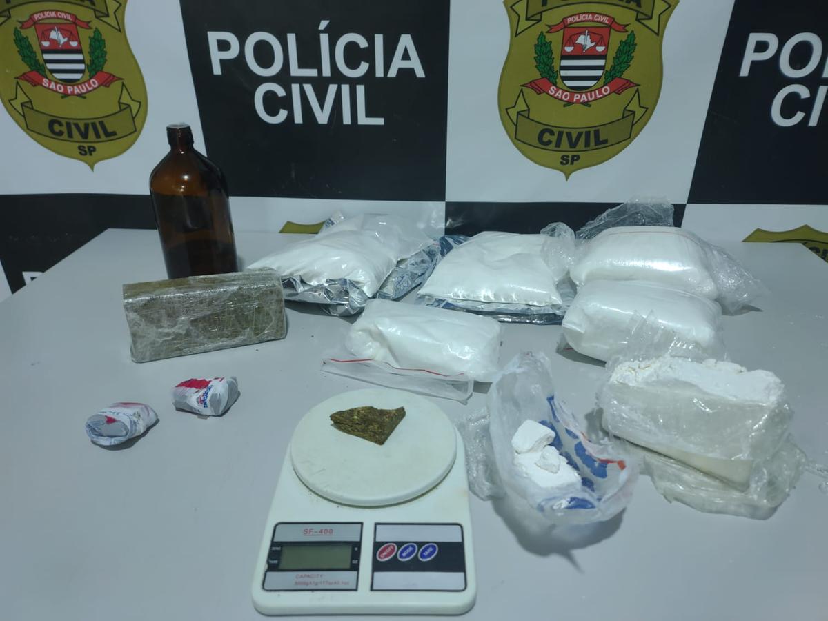 Policiais monitoraram casa por duas semanas: suspeito foi detido quando ‘jogou’ maconha dentro de um carro que fugiu (Divulgação)