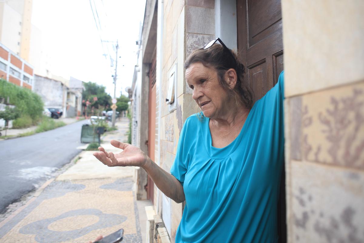 Maria Inês da Costa, moradora do bairro Ponte Preta, aplica veneno no chão de casa toda a semana (Kamá Ribeiro)