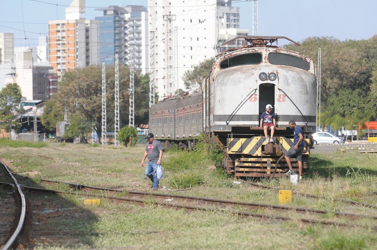 Sucata de locomotiva no Pátio Ferroviário: transporte de passageiros foi interrompido na década de 1990 (Kamá Ribeiro)