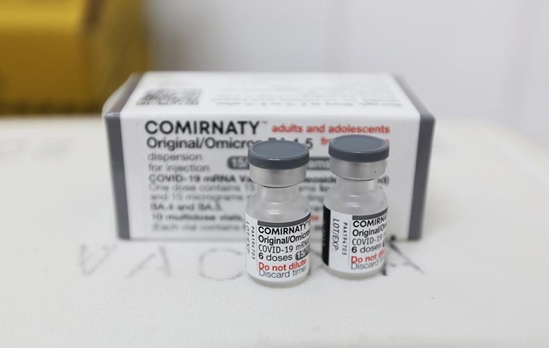 As vacinas Pfizer bivalentes contam com cepas atuais contra o coronavírus, incluindo a proteção contra a variante Ômicron (Adriano Rosa)