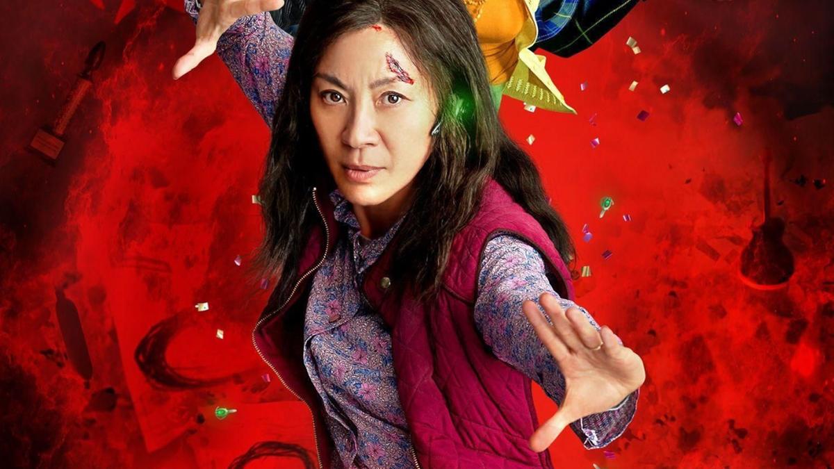 Michelle Yeoh, a protagonista em destaque em cena de "Tudo em Todo Lugar ao Mesmo Tempo": produção norte-americana é cotada para levar a estatueta das principais categorias do Oscar 2023 (Divulgação)
