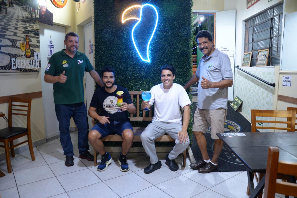 Edilson Gambeta, o Carioca, com os filhos no bar que prima pela boa comida, drinques especiais e ambiente acolhedor (Alessandro Torres)