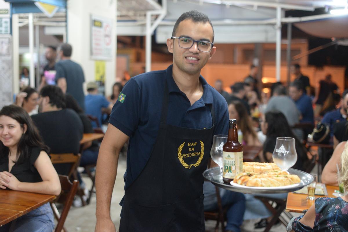 As cervejas, lanches e porções costumam predominar nas mesas sempre cheias do Bar da Vendinha (Alessandro Torres)