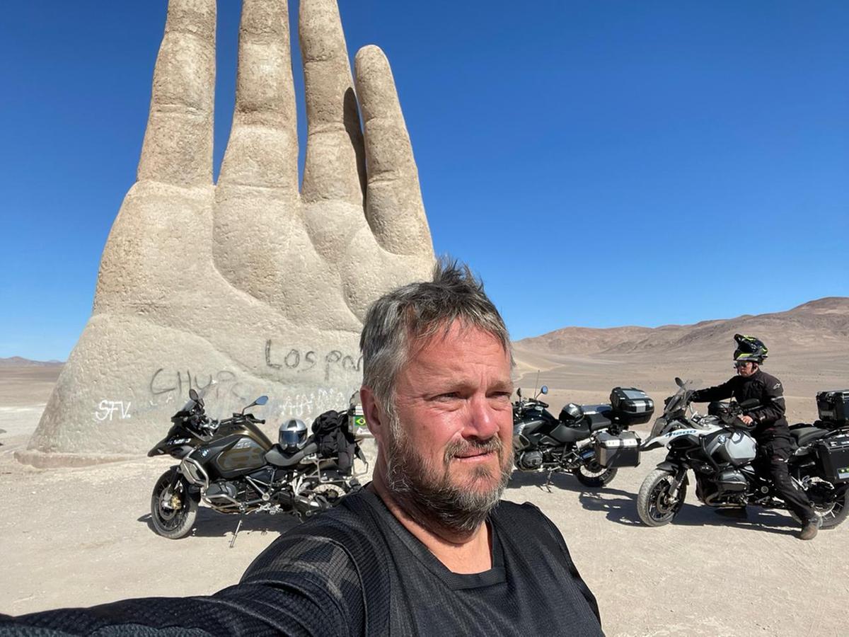 Entre as paradas, como esta diante do monumento “Mano del Desierto” no Atacama, muitas descobertas (Arquivo pessoal)