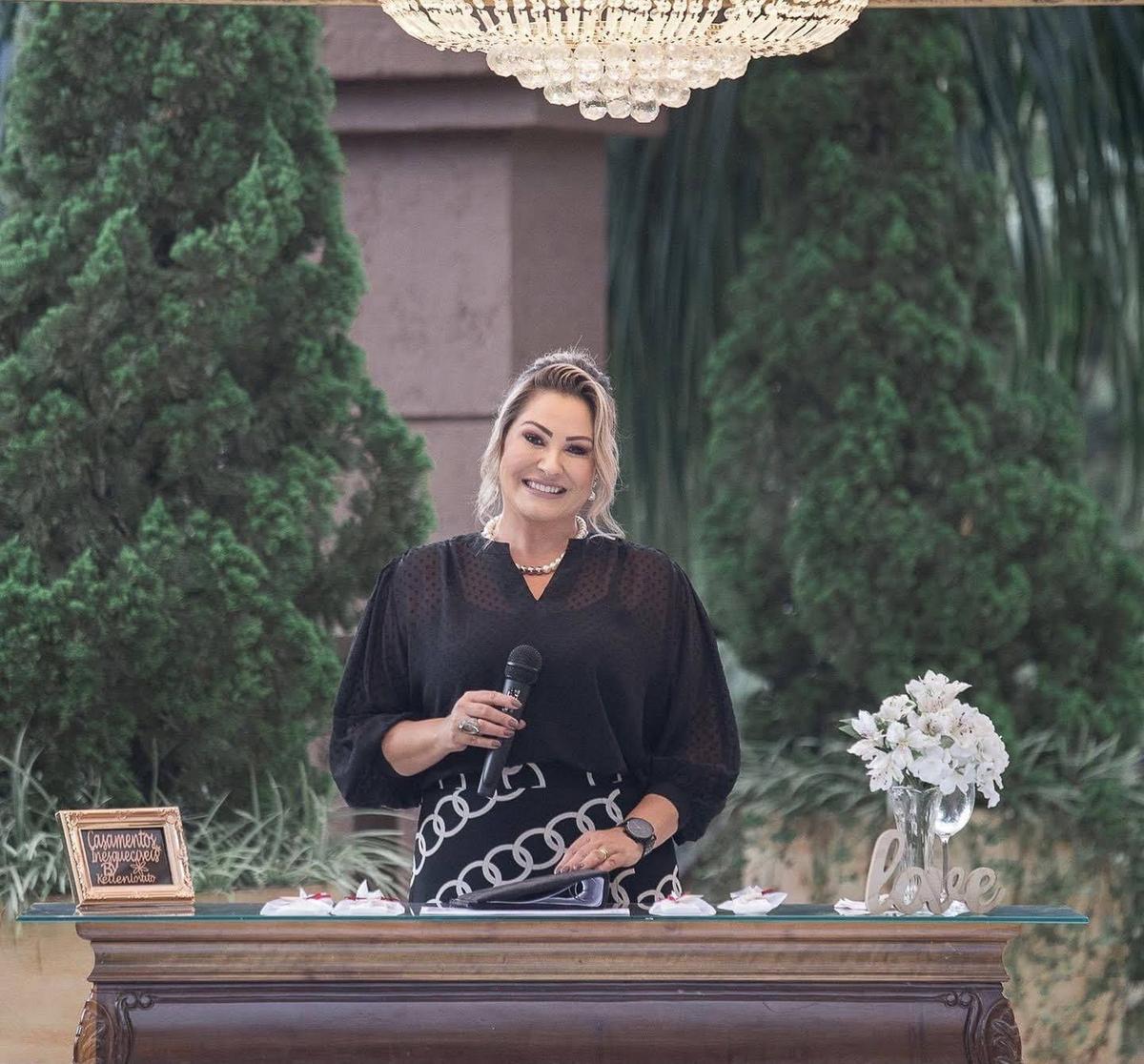 A ministra de ritos Kellen Lovato garante que as celebrações matrimoniais conduzidas por ela tornam um “casamento inesquecível” e personalizado de acordo com o sentimento expresso pelos casais apaixonados (Divulgação)