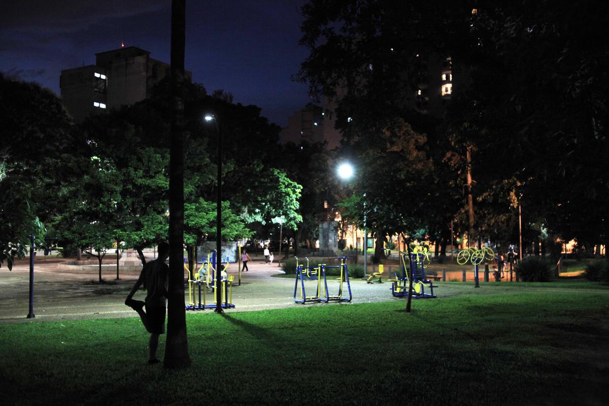 Largo do Pará ontem ao anoitecer: a partir de junho, quando as atuais lâmpadas incandescentes forem substituídas por outras de LED, as praças públicas ficarão mais iluminadas (Kamá Ribeiro)