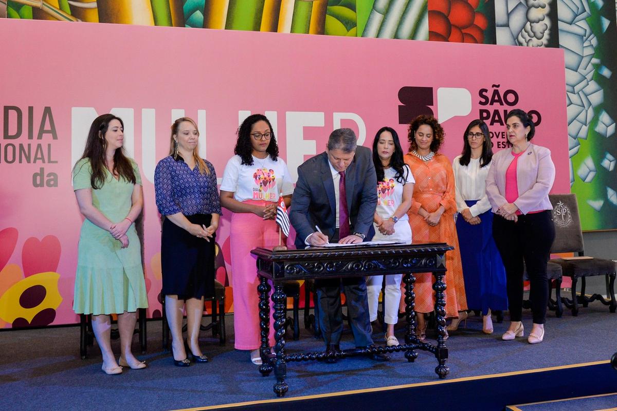 O governador Tarcísio de Freitas assina decretos durante as comemorações do Dia Internacional da Mulher ontem em São Paulo (Monica Andrade/Governo do Estado de SP)