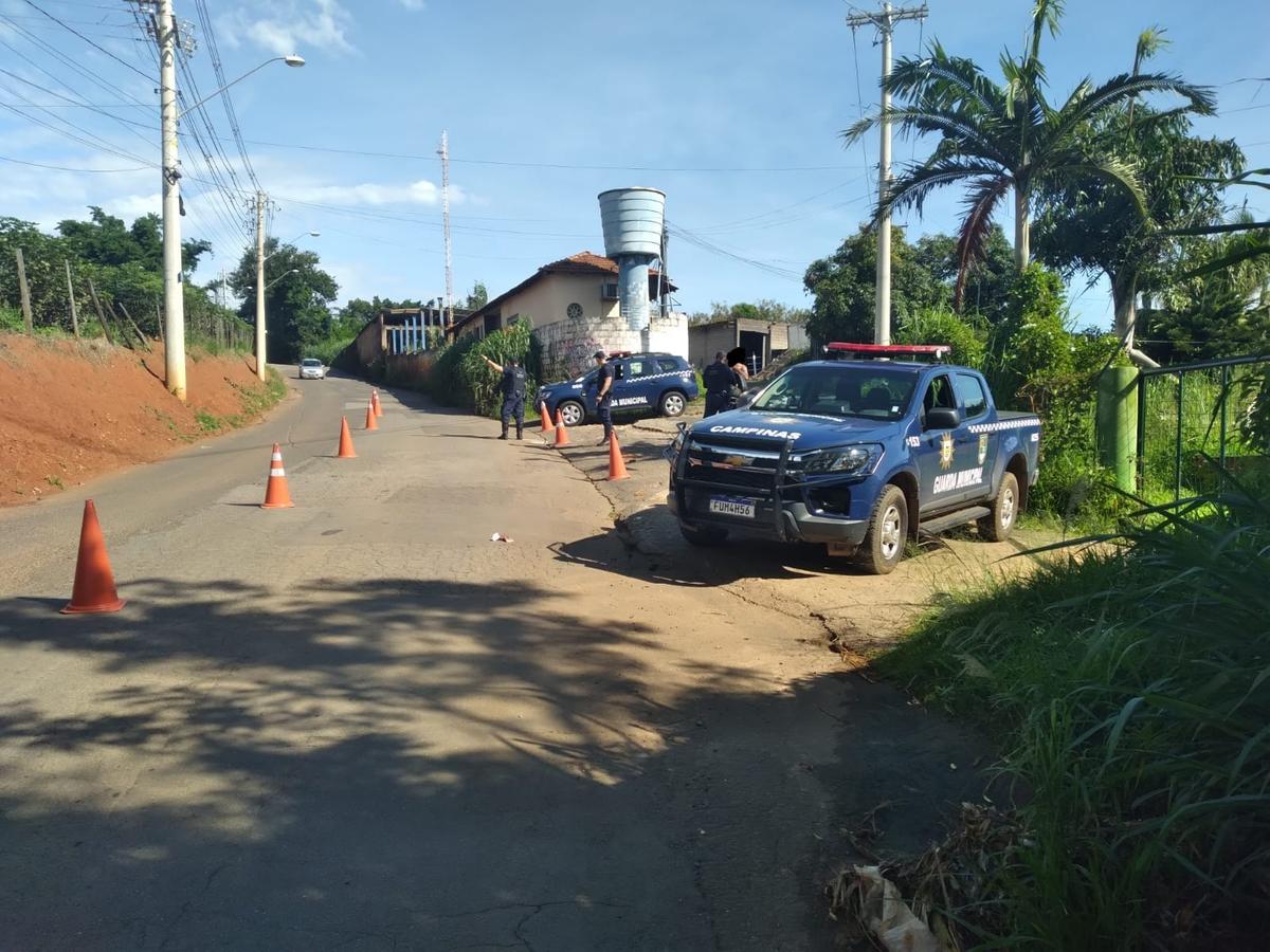 Patrulhamento da Guarda Municipal em zona rural que passou por um processo recente de urbanização: nova configuração territorial exige adaptação das estratégias de policiamento (Divulgação/ GM Campinas)