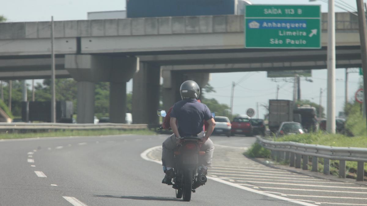 Segundo os motociclistas de aplicativos que transportam passageiros, o serviço tem sido bem requisitado pelos usuários; mulheres são maioria: Emdec diz que atividade é “clandestina” (Rodrigo Zanotto)