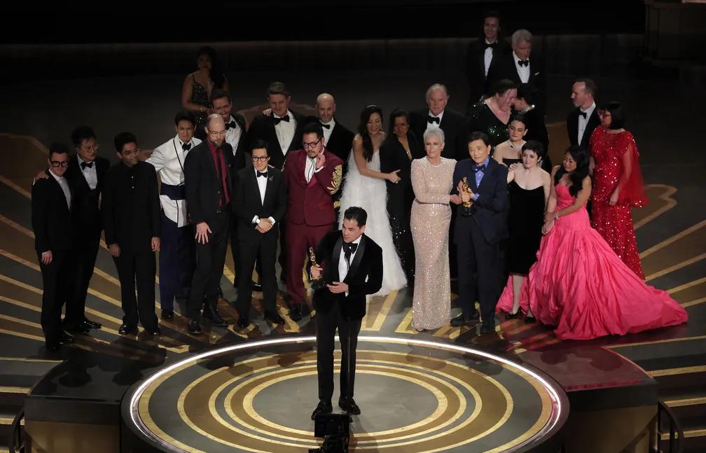 Elenco do filme "Tudo em Todo Lugar ao Mesmo Tempo" na cerimônia do Oscar, em Los Angeles (Divulgação)
