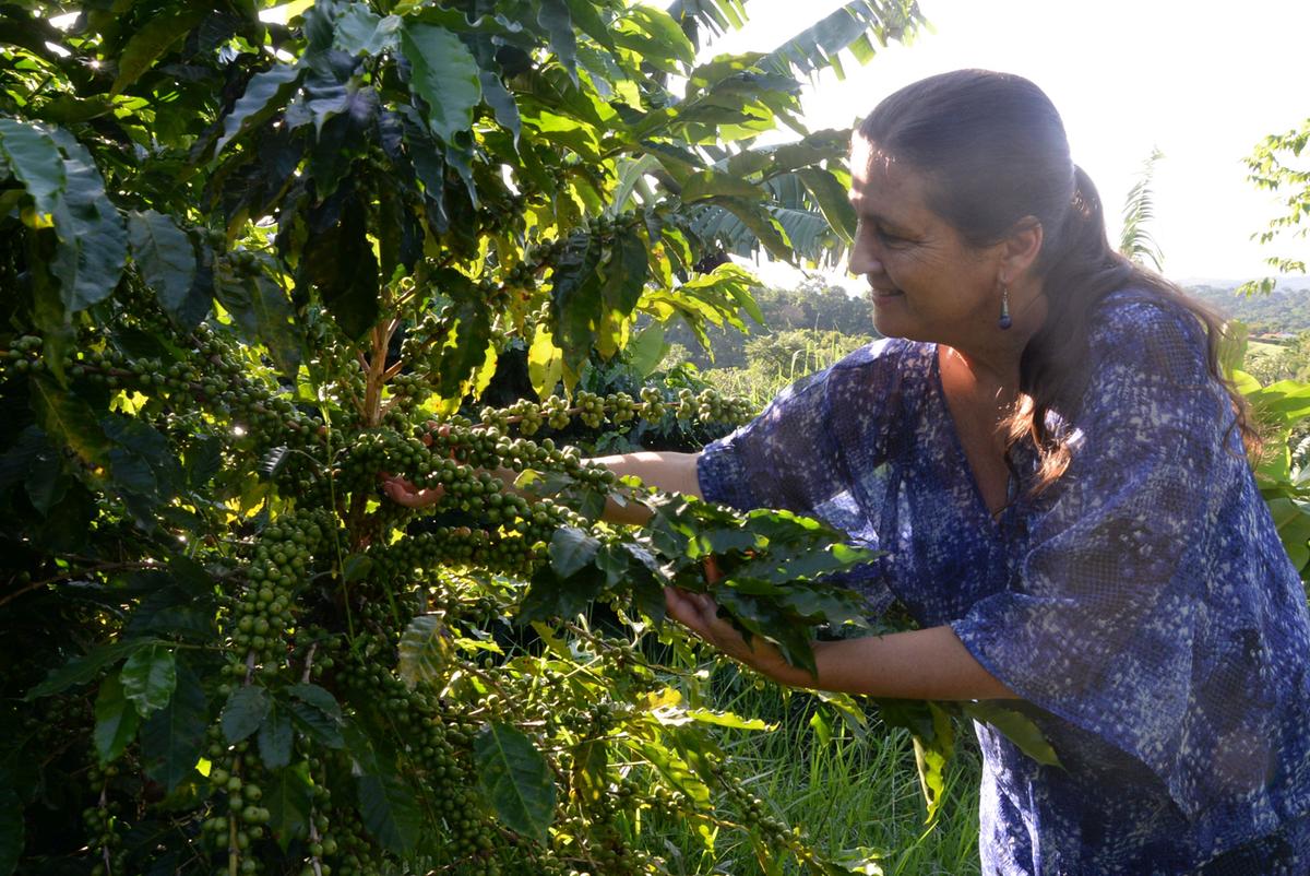 A cantora e produtora de café Isa Taube, que tem sítio em Sousas: endereço digital ajuda as pessoas a localizarem mais facilmente a propriedade (Alessandro Torres)