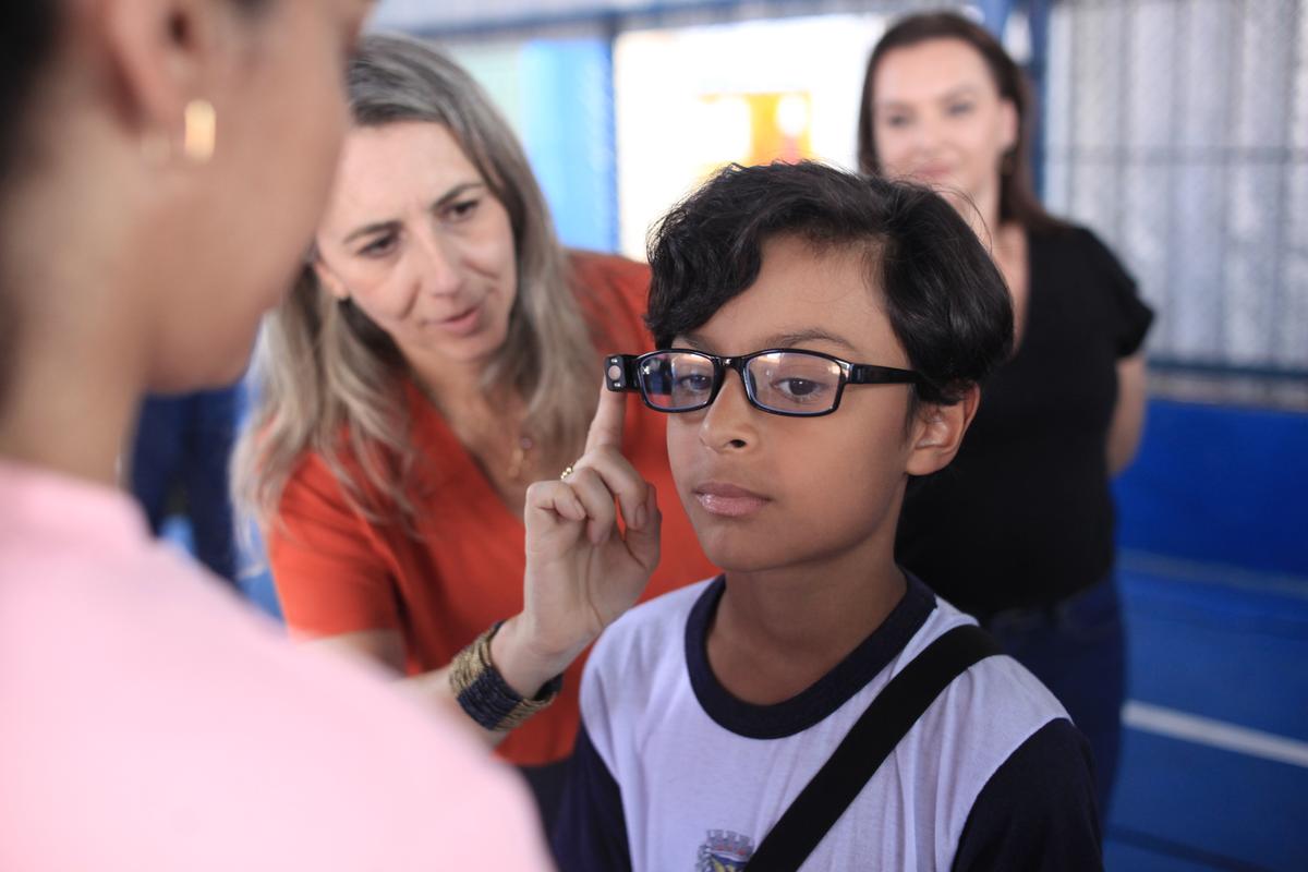 Óculos sem grau com dispositivo portátil digital e com tecnologia israelense foram entregues para alunos da rede municipal de ensino que possuem deficiência visual (Kamá Ribeiro)
