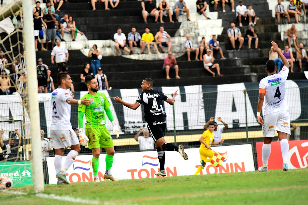 Lance de jogo em Ribeirão Preto, neste sábado (Diego Almeida/PontePress)