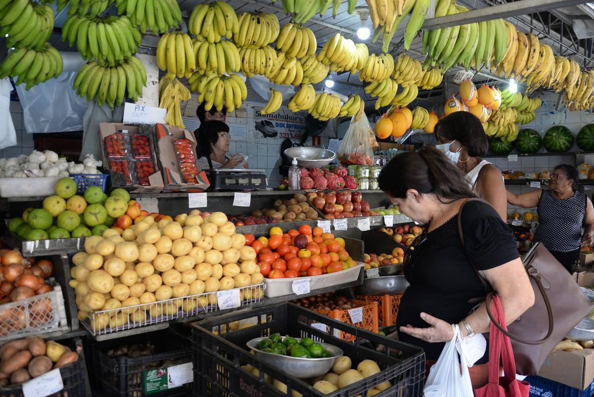 Consumidores escolhem legumes e verduras em banca do Mercado Municipal de Campinas: redução do preço da cesta básica na cidade é uma “boa notícia”, considera o economista Pedro de Miranda Costa, do Observatório PUC-Campins (Alessandro Torres)