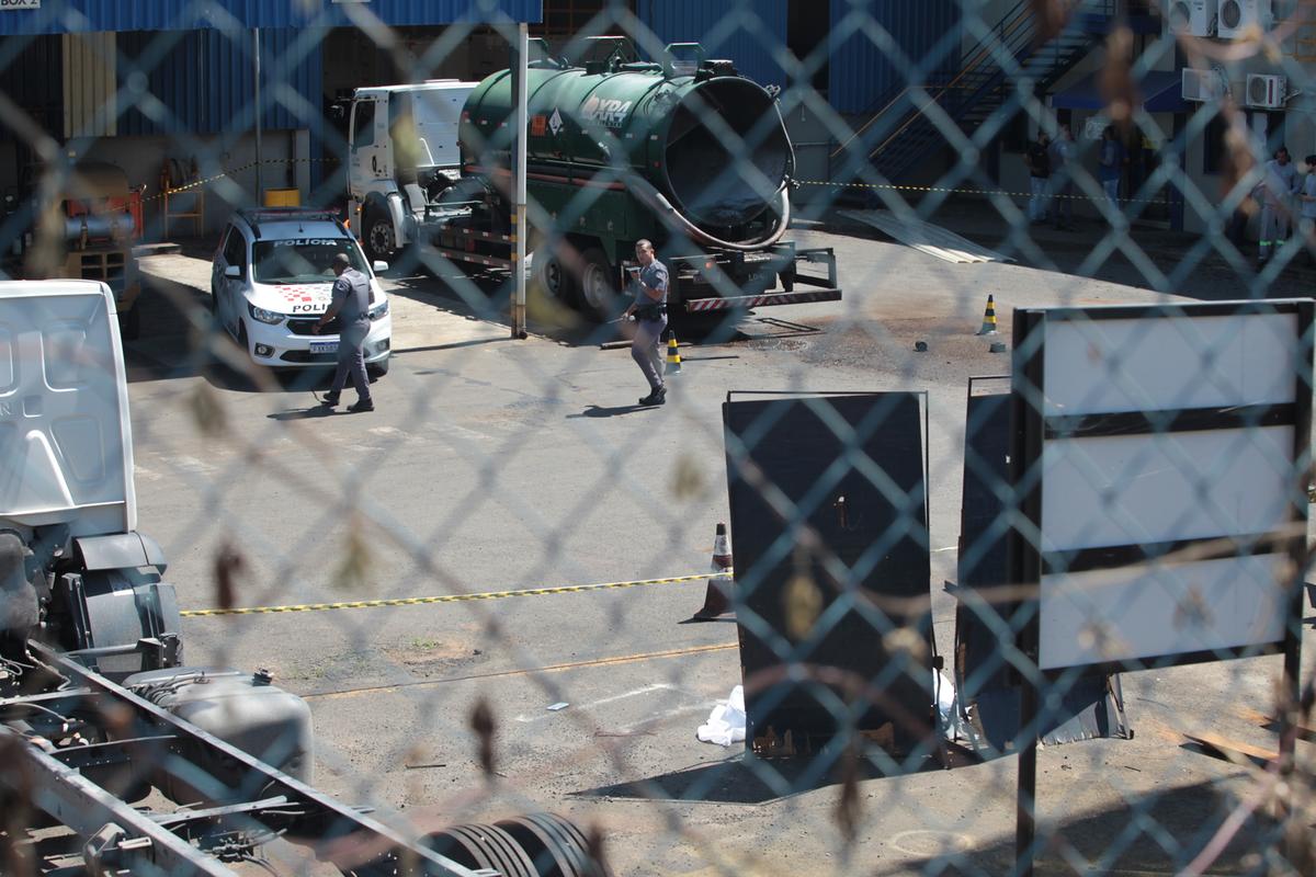 Impacto foi tão forte que a parte traseira da carreta, que tem formato cilíndrico, se desprendeu e o interior do compartimento ficou exposto no pátio da empresa onde ocorreu o acidente (Alessandro Torres)
