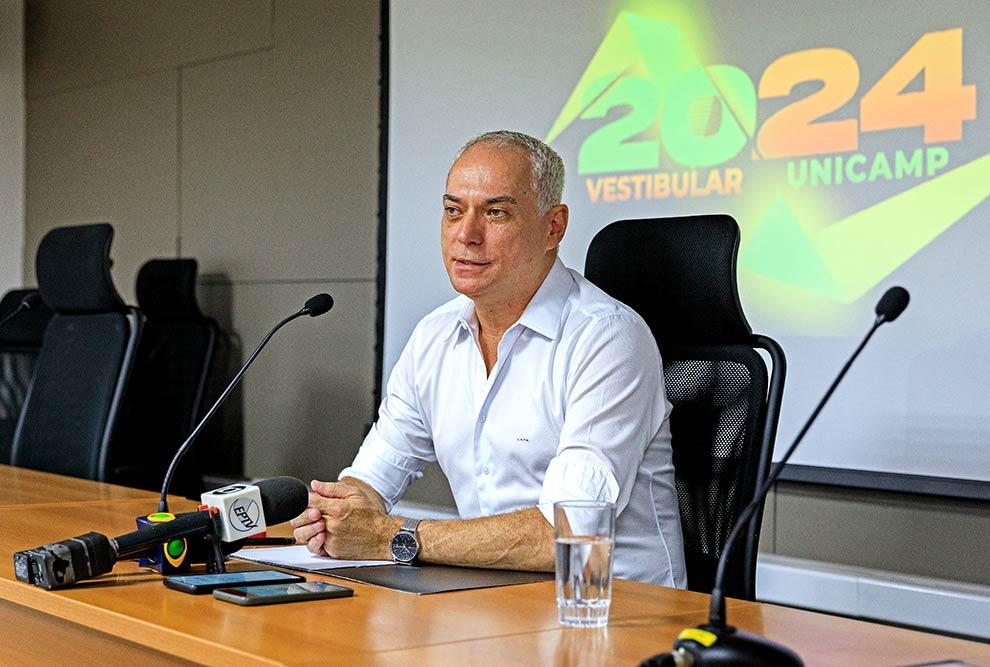 O diretor da Comvest, José Alves de Freitas Neto durante coletiva na manhã desta terça-feira (21): percursos formativos do Ensino Médio não serão conteúdo exigido na prova (Felipe Bezerra)
