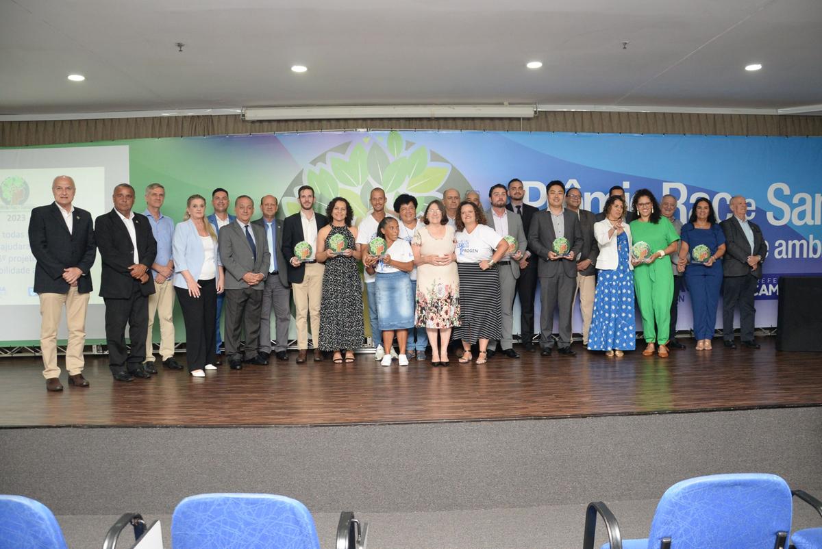Os agraciados com o Prêmio de Responsabilidade Ambiental RAC/Sanasa de 2022 exibem os seus troféus ao lado de representantes do Poder Público em evento no hotel Nacional Inn (Alessandro Torres)