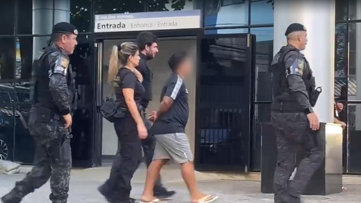 Suspeito é conduzido por agentes até a sede da Polícia Federal em Campinas: de 11 mandados de prisão, seis foram cumpridos na região (Reprodução)