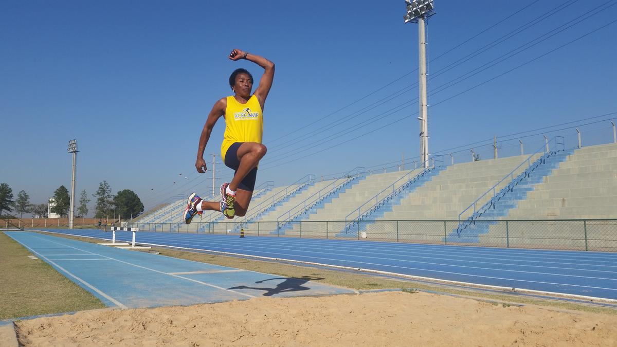 Conceição Geremias salta: um dos maiores nomes do atletismo brasileiro (Divulgação)